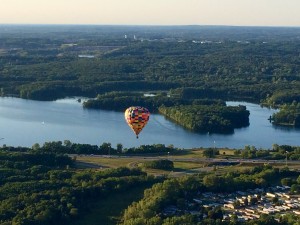 Bit of a nice view,   yes? Kent Lake from our balloon, with a companion balloon nicely providing the "money shot."